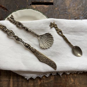 Conjunto vintage de colher e faca de servir italianas ornamentadas. Design em forma de concha. Filigrana e requinte.