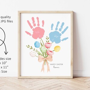 K&ouml;nnte beinhalten: Ein druckbarer digitaler Download eines Handabdruck-Kunstdesigns mit zwei Handabdr&uuml;cken in Rosa und Blau, umgeben von einem Blumenstrau&szlig; und Ostereiern. Der Text "HAPPY EASTER love." befindet sich am unteren Rand des Designs.