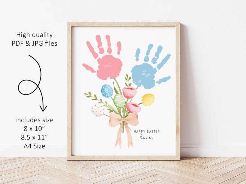K&ouml;nnte beinhalten: Ein druckbarer digitaler Download eines Handabdruck-Kunstdesigns mit zwei Handabdr&uuml;cken in Rosa und Blau, umgeben von einem Blumenstrau&szlig; und Ostereiern. Der Text "HAPPY EASTER love." befindet sich am unteren Rand des Designs.