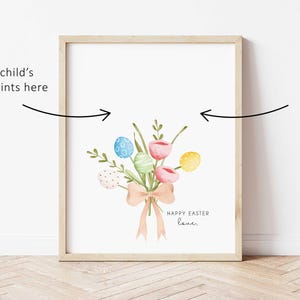 K&ouml;nnte beinhalten: Eine druckbare Osterkarte mit einer Aquarell-Illustration eines Strau&szlig;es aus rosa, gelben und blauen Blumen mit gr&uuml;nen Bl&auml;ttern und pastellfarbenen Ostereiern. Der Text "Frohe Ostern Liebe." ist unter dem Strau&szlig; gedruckt.