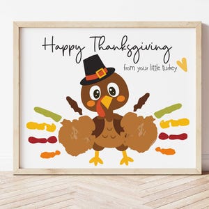Könnte beinhalten: Eine druckbare Thanksgiving-Karte mit einem Cartoon-Truthahn mit Handabdruck-Federn. Die Karte lautet "Happy Thanksgiving from your little turkey".