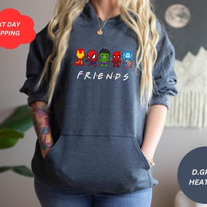 Pu&ograve; includere: Felpa con cappuccio in grigio melange scuro con una grafica di supereroi dei cartoni animati, tra cui Iron Man, Spiderman, Hulk e Capitan America. La grafica &egrave; centrata sulla felpa e dice "FRIENDS" sotto i personaggi.