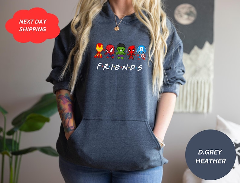 Pu&ograve; includere: Felpa con cappuccio in grigio melange scuro con una grafica di supereroi dei cartoni animati, tra cui Iron Man, Spiderman, Hulk e Capitan America. La grafica &egrave; centrata sulla felpa e dice "FRIENDS" sotto i personaggi.