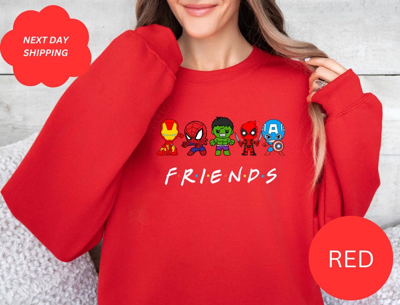 Pu&ograve; includere: Felpa rossa con una grafica del logo "Friends" che presenta versioni cartoon di Iron Man, Spiderman, Hulk, Deadpool e Captain America. Il testo "FRIENDS" &egrave; sotto i personaggi.