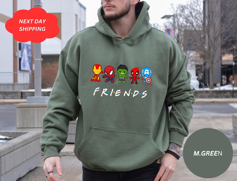 Pu&ograve; includere: Felpa con cappuccio verde con una grafica dei personaggi degli Avengers, Iron Man, Spider-Man, Hulk e Captain America, in fila con la parola "FRIENDS" sotto.
