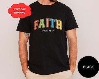Peut inclure: T-shirt noir avec un graphisme coloré "FAITH" et le texte "Éphésiens 2:8".