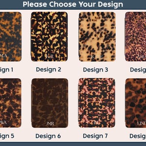 K&ouml;nnte beinhalten: Acht rechteckige H&uuml;llen mit verschiedenen Schildpattmustern. Jede H&uuml;lle hat ein einzigartiges Design mit aufgedruckten Initialen oder Namen. Der Text "Please Choose Your Design" und "Design" gefolgt von einer Nummer sind ebenfalls sichtbar.