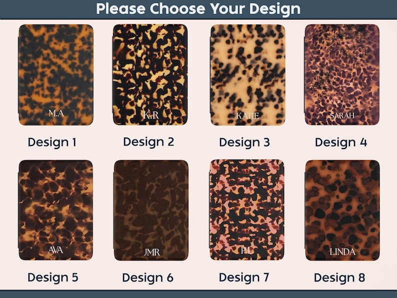 K&ouml;nnte beinhalten: Acht rechteckige H&uuml;llen mit verschiedenen Schildpattmustern. Jede H&uuml;lle hat ein einzigartiges Design mit aufgedruckten Initialen oder Namen. Der Text "Please Choose Your Design" und "Design" gefolgt von einer Nummer sind ebenfalls sichtbar.