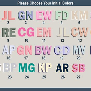 Op de afbeelding: Afbeelding met 27 sets initialen in diverse kleuren, elk met een nummer. De tekst "Please Choose Your Initial Colors" staat bovenaan, wat wijst op aanpassingsopties.