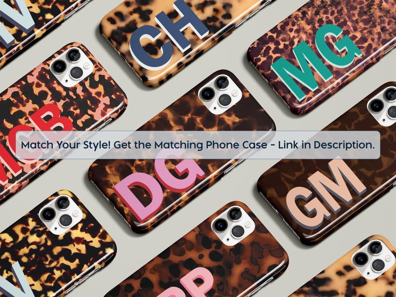 Op de afbeelding: Een verzameling telefoonhoesjes met een schildpadpatroon. Elke hoes heeft initialen in verschillende kleuren. De tekst "Match Your Style! Get the Matching Phone Case - Link in description" is zichtbaar.