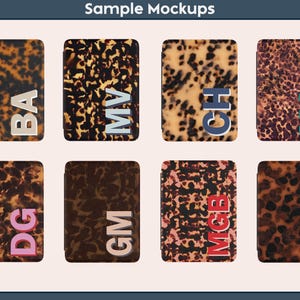 Op de afbeelding: Acht rechthoekige hoesjes met een schildpadpatroon. Elk hoesje heeft initialen in een contrasterende kleur, waaronder zilver, blauw en roze. De hoesjes worden gepresenteerd tegen een lichtbeige achtergrond.