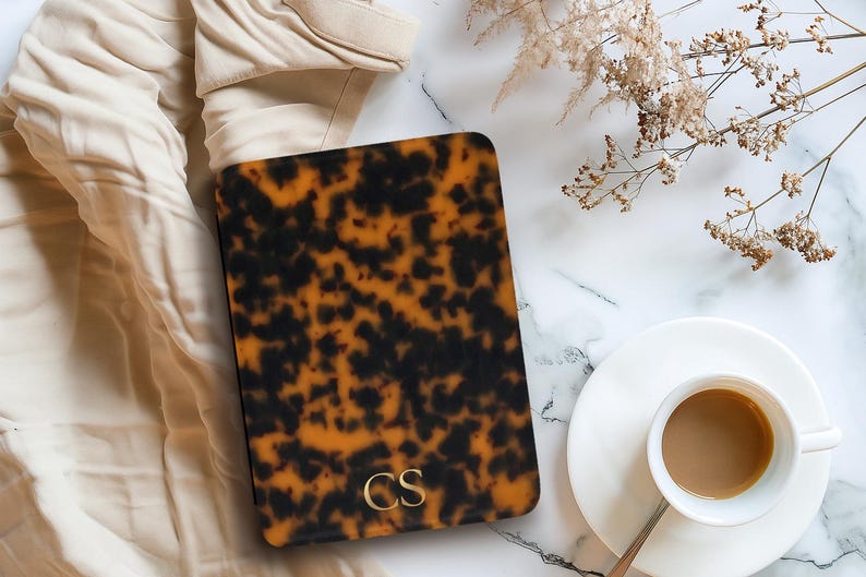 Schildpatt Personalisierte Kindle Hülle Benutzerdefinierte Monogramm Initialen Name für Kindle Paperwhite 2024 12th Gen 7 ""Colorsoft Signature mit Riemen." Bild 11