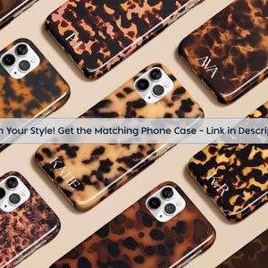 K&ouml;nnte beinhalten: Eine Auswahl an Handyh&uuml;llen mit Schildpattmuster in Braun- und Beiget&ouml;nen. Einige H&uuml;llen sind mit wei&szlig;en Initialen personalisiert. Der Text "Match Your Style! Get the Matching Phone Case - Link in description" ist sichtbar.