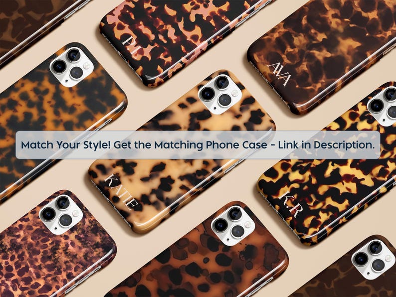 K&ouml;nnte beinhalten: Eine Auswahl an Handyh&uuml;llen mit Schildpattmuster in Braun- und Beiget&ouml;nen. Einige H&uuml;llen sind mit wei&szlig;en Initialen personalisiert. Der Text "Match Your Style! Get the Matching Phone Case - Link in description" ist sichtbar.