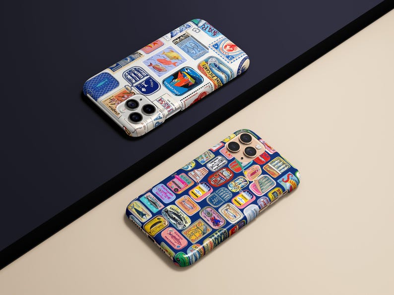 Może przedstawiać: Dwa etui na telefon z kolorowymi wzorami. Jedno etui ma białe tło z r&oacute;żnymi wzorami znaczk&oacute;w pocztowych. Drugie etui ma ciemnoniebieskie tło z kolorowymi wzorami znaczk&oacute;w pocztowych. Etui leżą na czarnej i beżowej powierzchni.