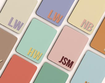 Funda Kindle personalizada con monograma y iniciales para Kindle Paperwhite 2024 de 12.ª generación, 7 pulgadas, Colorsoft Signature, correa, diseño 3D con sombra grande.