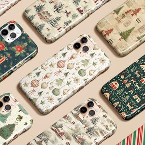 以下が含まれることがあります： さまざまなクリスマスをテーマにしたデザインの携帯電話ケースのコレクション。ポインセチア、オーナメント、ジンジャーブレッドマン、クリスマスツリー、家などのパターンがあります。ケースは光沢のある仕上がりで、薄茶色の表面に配置されています。