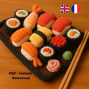Peut inclure: Un ensemble de sushis crochetés, comprenant des nigiris et des makis aux couleurs vives, présentés sur un plateau marron. L'image montre également une paire de baguettes et une petite fleur rose crochetée. Le texte indique "PDF / Téléchargement instantané".