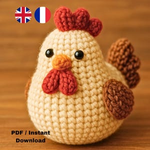 Peut inclure: Un poulet crocheté à la main, de couleur crème, marron, orange et rouge. Le poulet a des yeux noirs, une crête et un fanon rouges, et des ailes et une queue marron. Le texte "PDF / Téléchargement instantané" est en bas de l'image.