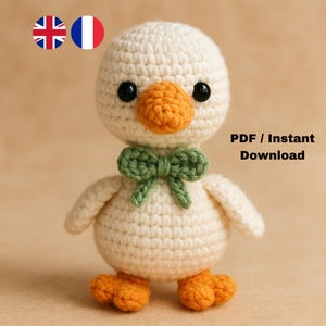 Peut inclure: Un caneton au crochet fait à la main, avec un corps crème, un bec et des pieds orange, et un nœud papillon vert. Le caneton a des yeux noirs. Téléchargement instantané PDF.