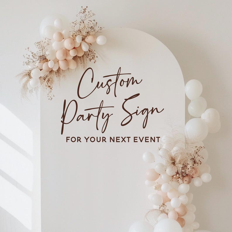 Puede incluir: Cartel de fiesta blanco arqueado con el texto "Custom Party Sign FOR YOUR NEXT EVENT" en fuente marr&oacute;n. El cartel est&aacute; decorado con globos blancos y melocot&oacute;n y arreglos florales secos.
