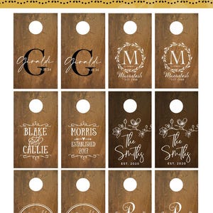 K&ouml;nnte beinhalten: Ein Satz von acht personalisierten Cornhole-Brett-Aufklebern. Die Aufkleber zeigen verschiedene Designs, darunter Namen, Daten und Monogramme. Die Aufkleber sind auf einem braunen Holzmaserungshintergrund gedruckt.