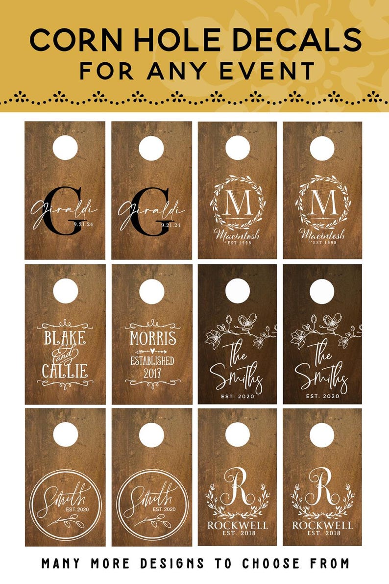 K&ouml;nnte beinhalten: Ein Satz von acht personalisierten Cornhole-Brett-Aufklebern. Die Aufkleber zeigen verschiedene Designs, darunter Namen, Daten und Monogramme. Die Aufkleber sind auf einem braunen Holzmaserungshintergrund gedruckt.