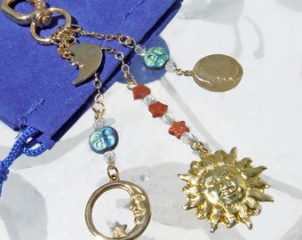 Ciondolo per borsa a tema celeste, con luna, sole e stelle, in stile vintage.