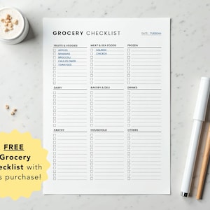 Puede incluir: Una lista de la compra imprimible con un dise&ntilde;o en blanco y negro. La lista est&aacute; dividida en categor&iacute;as: Frutas y verduras, Carnes y pescados, Congelados, L&aacute;cteos, Panader&iacute;a y delicatessen, Bebidas, Despensa, Hogar y Otros. Cada categor&iacute;a tiene una lista de art&iacute;culos con casillas de verificaci&oacute;n junto a ellos. El texto "FREE Grocery Checklist with this purchase!" est&aacute; escrito en un c&iacute;rculo amarillo en la esquina inferior izquierda de la p&aacute;gina.