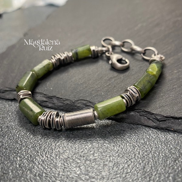 Bracelet en jade vert olive naturel et argent oxydé. Perles d'argent organique et brut de jade de tube.