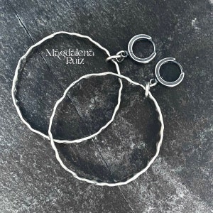 Boucles d'oreilles grandes créoles en argent forgées à la main. Cercles ouverts en sterling martelé. image 4