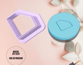 Könnte beinhalten: Zwei 3D-gedruckte Ausstecher, einer in Form eines Hauses und der andere in Form einer Raute. Der Haus-Ausstecher ist helllila und der Diamant-Ausstecher ist hellblau. Der Text "DIGITAL STL FILES FOR 3D PRINTING" ist im Bild sichtbar.