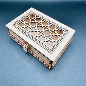 Coffret à Bijoux en Bois avec Motifs Découpés au Laser et Verre Acrylique
