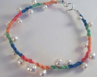 Baunilha e sorvete. Pulseira da amizade embelezada com pérolas de água doce branca