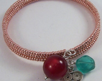Charme rosa.. Vidro tcheco rosa e turquesa, pulseira com memória de miçangas