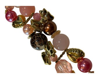 Estilo Pop Feminino... Rosa e Marrom com Detalhes em Textura Animal, Laços e Pulseira de Relógio Intercambiável com Miçangas.