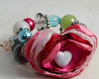 Conjunto de pulseiras de miçangas grossas, coração de tecido feito à mão, rosa e turquesa.