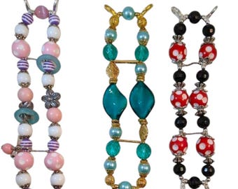 Disneybound... Conjunto de três pulseiras de relógio intercambiáveis com contas temáticas.