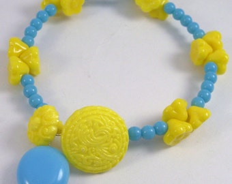 Sunshine.. Yellow and turquoise czech glass memory bangle bracelet