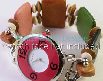 Puede incluir: Una correa de reloj con cuentas de madera multicolor en tonos rosa, marrón, verde y crema, unidas por eslabones de metal plateado. La esfera es rosa con números negros y el texto Narmi. Texto: Which Watch Designs *watch face not included.