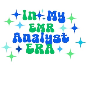 Op de afbeelding: Een kleurrijk grafisch ontwerp met de tekst "In My EMR Analyst Era" in blauwe en groene letters in retro-stijl. De tekst wordt omringd door blauwe en groene sterren.