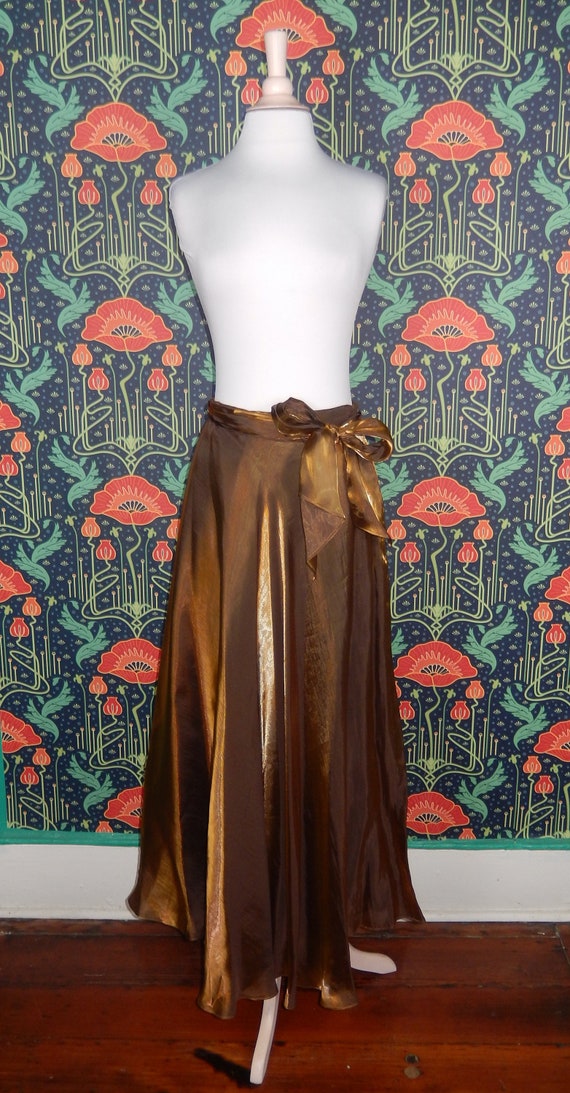 vintage a shiny gold Gem