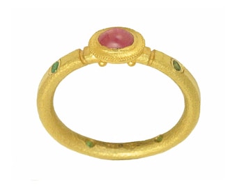 R3 Rosa Saphir und Smaragd Ring MADE TO ORDER mit 100 Prozent recyceltem Gold