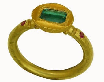 22k Gold Smaragd und Rubin Ring mit 100 Prozent recyceltem Gold MADE TO ORDER