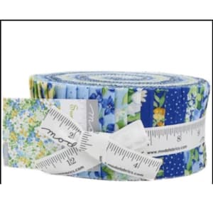 Zomerbries van Moda Blauwe en gele gebloemde katoenen jelly roll-stof met bloemen
