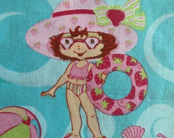 Könnte beinhalten: Wiederholendes Muster mit einer Zeichentrickfigur in rosa Badeanzug, Hut und Schwimmring, umgeben von Strandbällen und Muscheln auf hellblauem Hintergrund. Die Figur hat rotes Haar und eine Brille. Der Schwimmring ist mit Erdbeeren verziert.