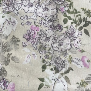 Bloemen en wijnstokken op tekstwoorden op beige quiltkatoen van twee dochters bty