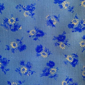 Zomerbriesje kleine blauwe boeketten op blauw van Moda quiltkatoenstof- bthy