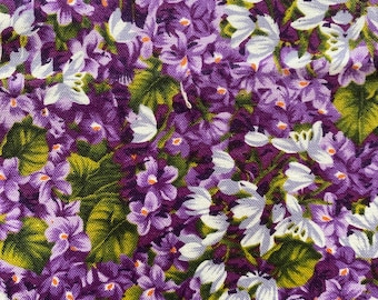 Tecido de algodão com flores violetas roxas e folhas de hera verde.