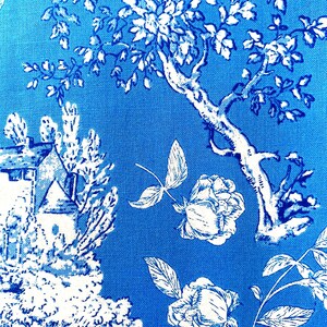 Pode incluir: Tecido toile de Jouy azul e branco com um design paisagístico detalhado. O padrão inclui uma árvore, rosas e um edifício. O tecido tem uma aparência texturizada, com os elementos brancos contrastando com o fundo azul.